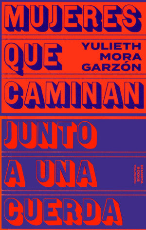 Mujeres que caminan junto a una cuerda